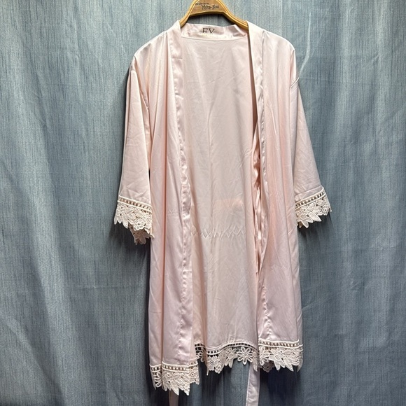 Elegant Pink Lace Trim Robe size medium- large - Picture 6 of 10